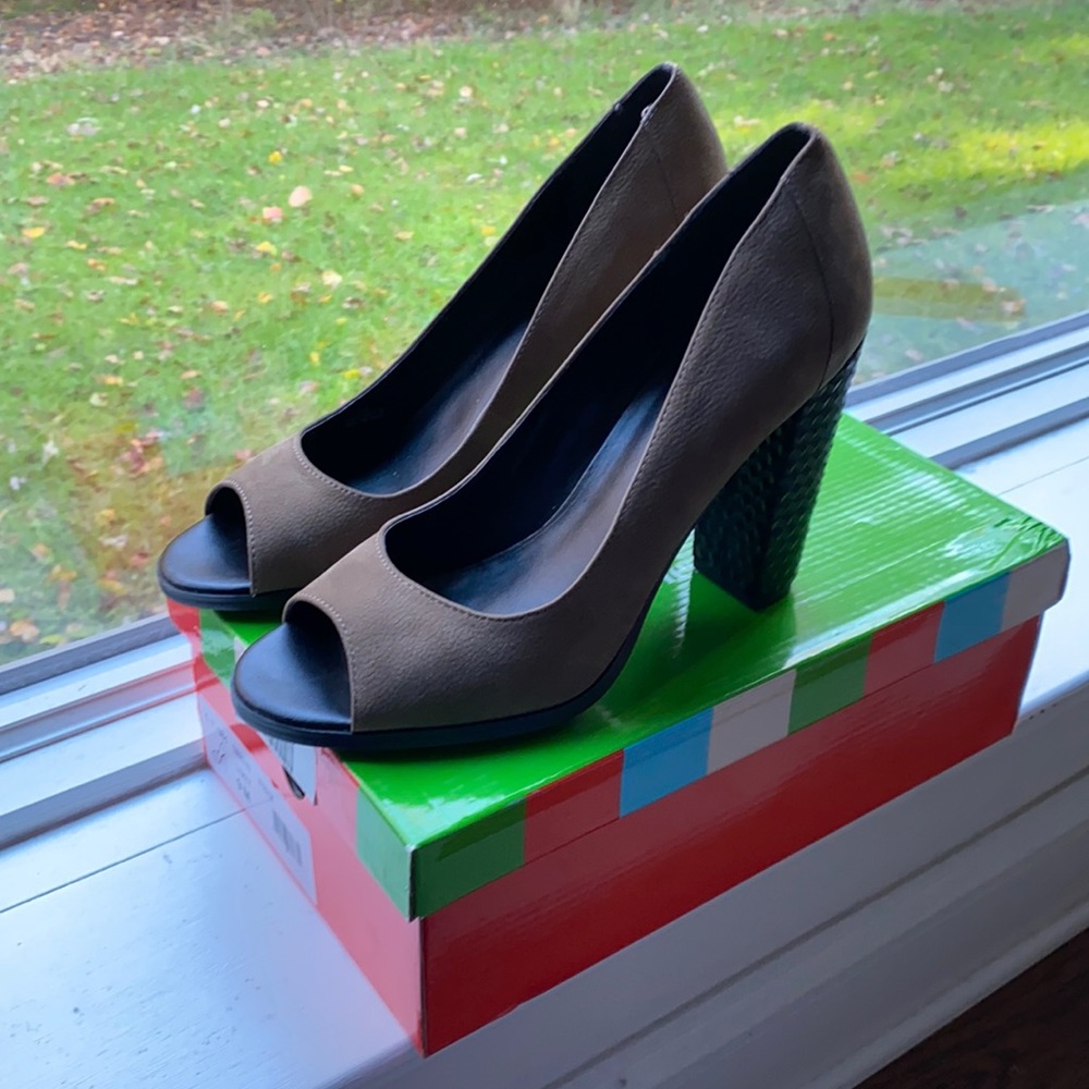 NIB Charles David taupe suede peep toe pumps